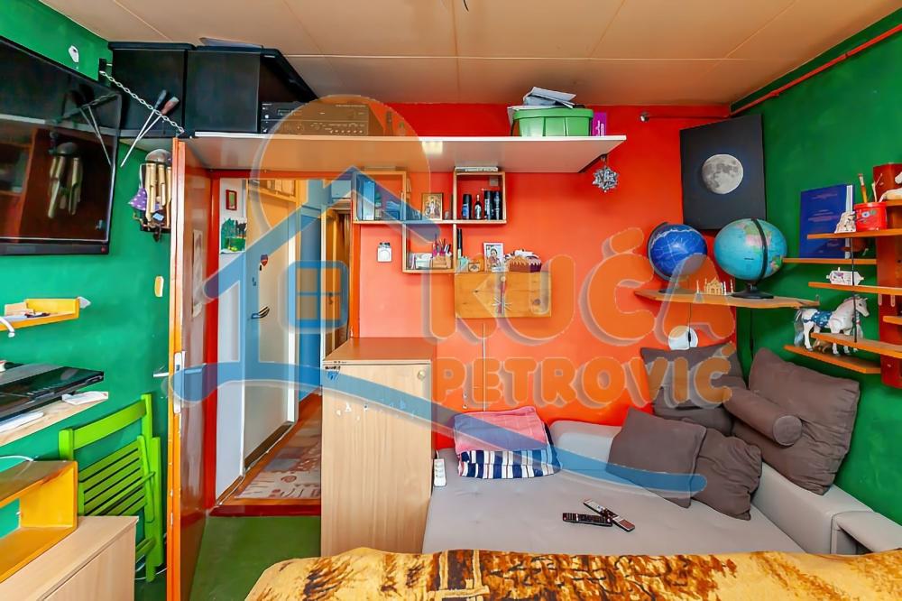 Slika 2 - Stan u zgradi, uknjižen, centralno grejanje, oglas ID p-014123