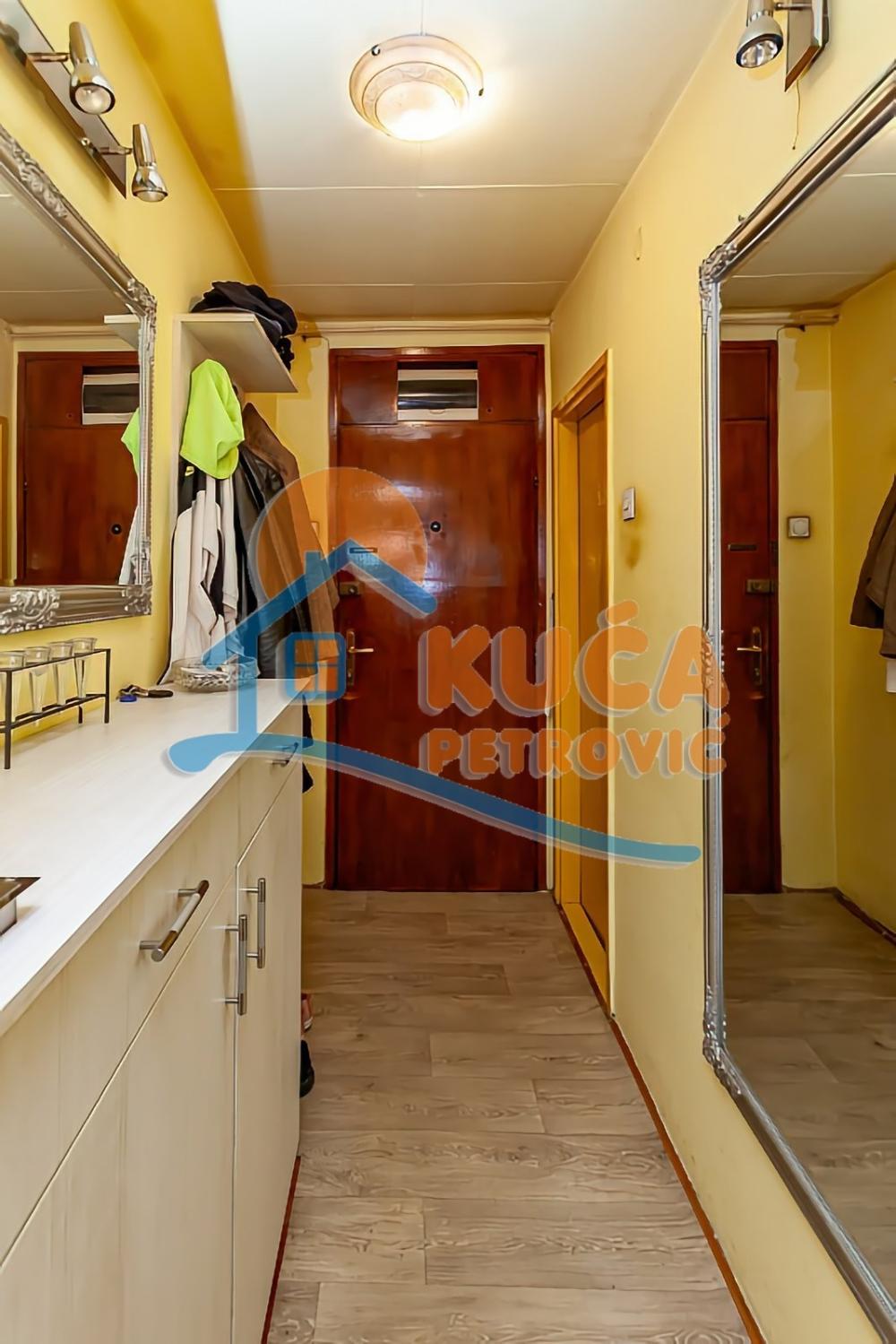 Slika 8 - Stan u zgradi, uknjižen, centralno grejanje, oglas ID p-014123