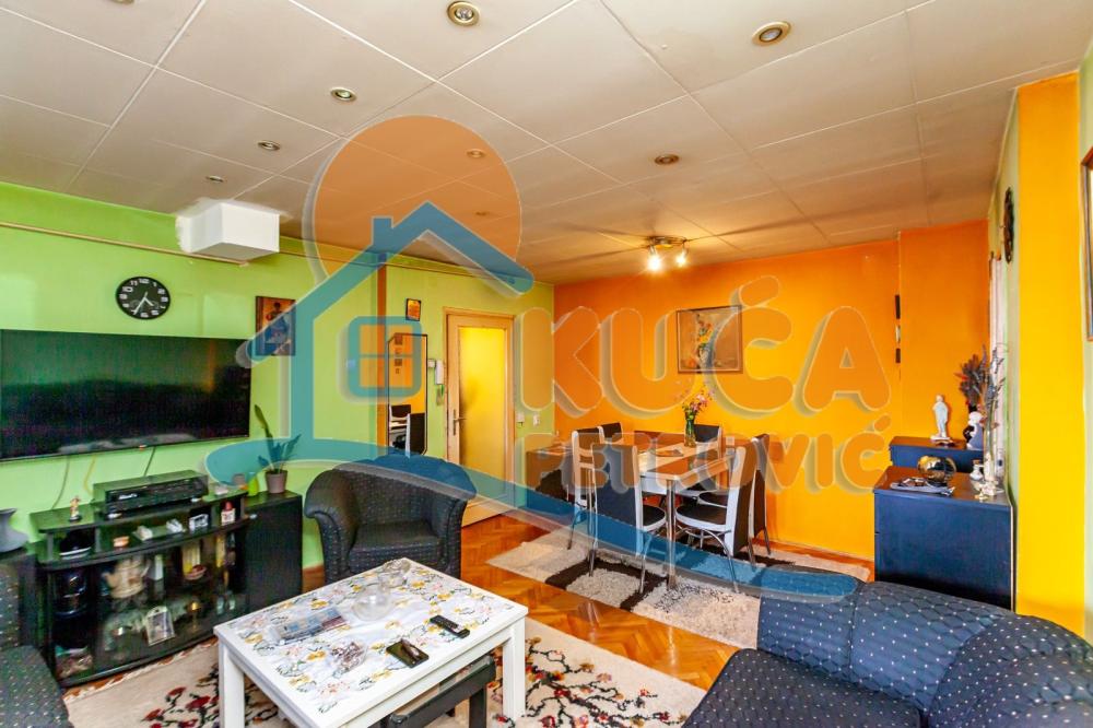 Slika 1 - Stan u zgradi, uknjižen, centralno grejanje, oglas ID p-014123