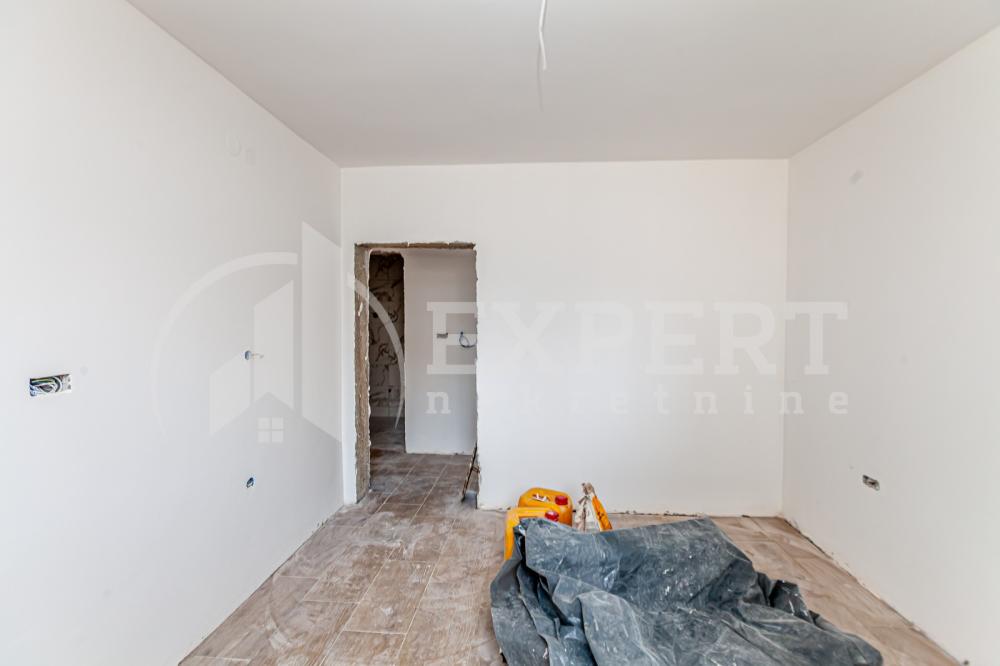 Slika 5 - Stan u zgradi, novogradnja, uknjižen, etažno grejanje, oglas ID p-014136