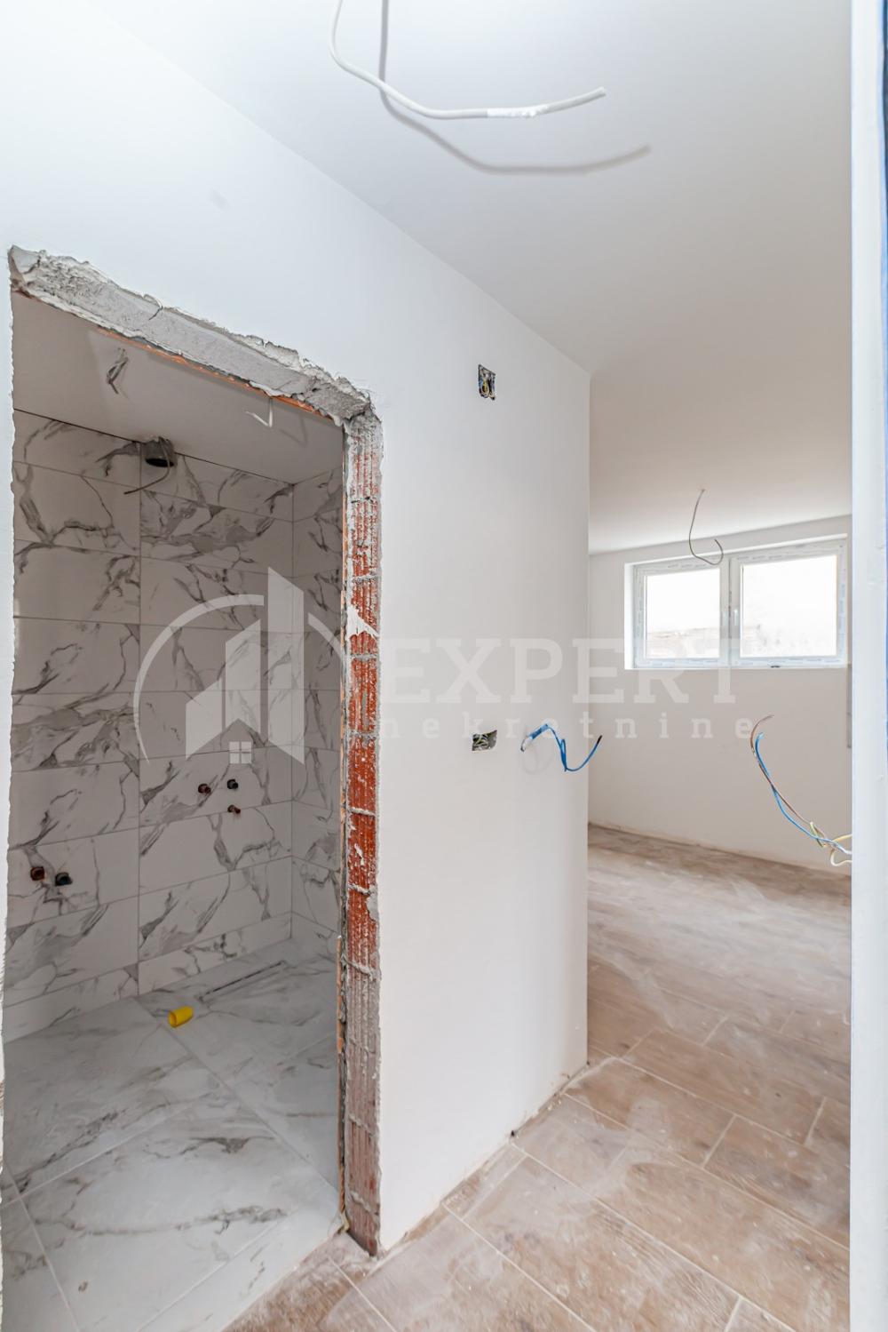 Slika 3 - Stan u zgradi, novogradnja, uknjižen, etažno grejanje, oglas ID p-014136