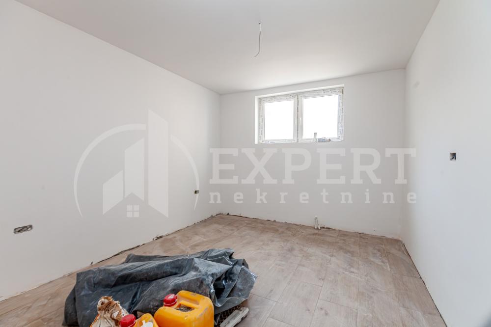 Slika 4 - Stan u zgradi, novogradnja, uknjižen, etažno grejanje, oglas ID p-014136