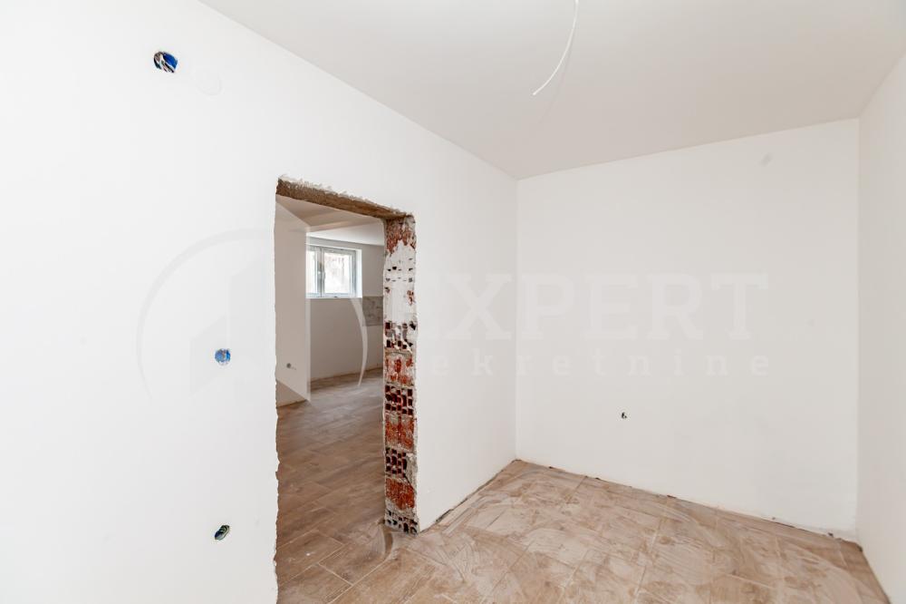 Slika 6 - Stan u zgradi, novogradnja, uknjižen, etažno grejanje, oglas ID p-014136