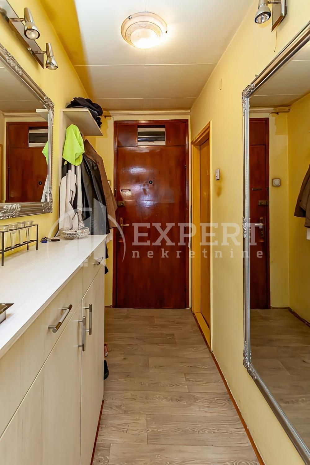 Slika 8 - Stan u zgradi, uknjižen, centralno grejanje, oglas ID p-014123