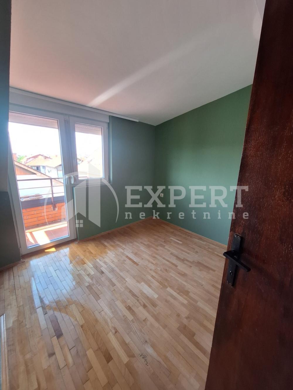 Slika 1 - Stan u zgradi, uknjižen, grejanje na struju, oglas ID p-03508