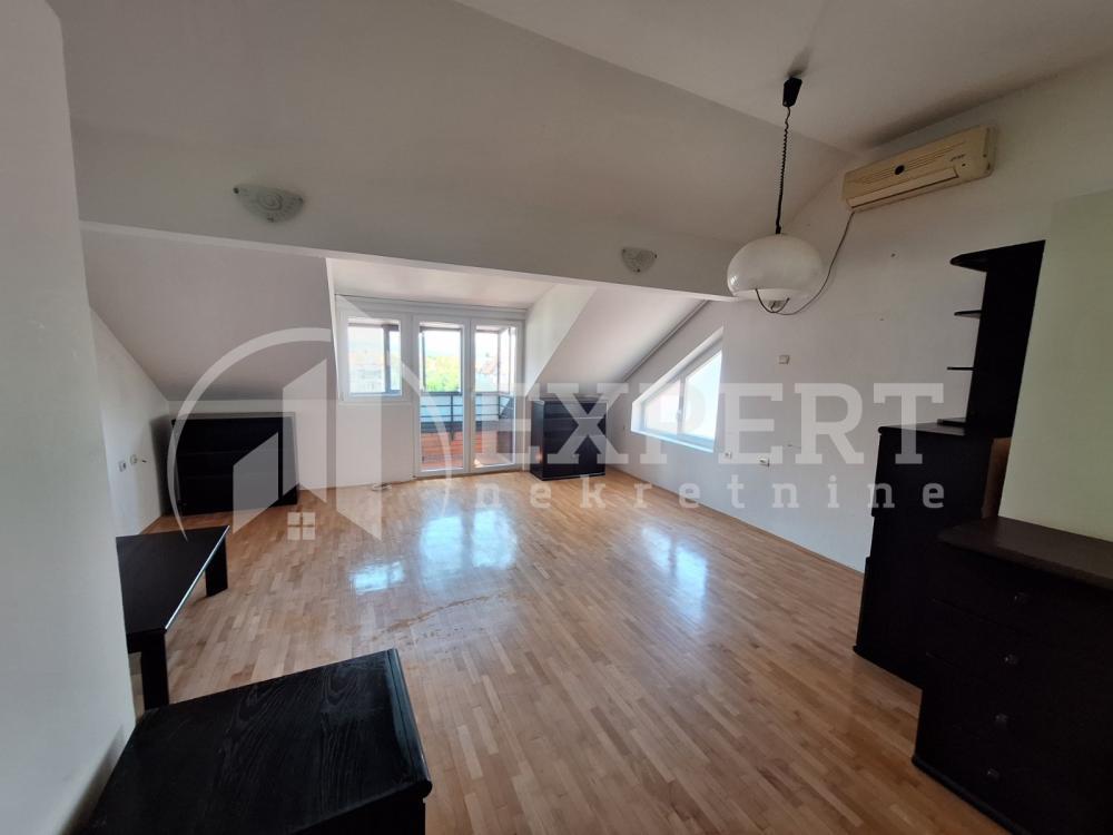 Glavna slika -Stan u zgradi, uknjižen, grejanje na struju, oglas ID p-03508