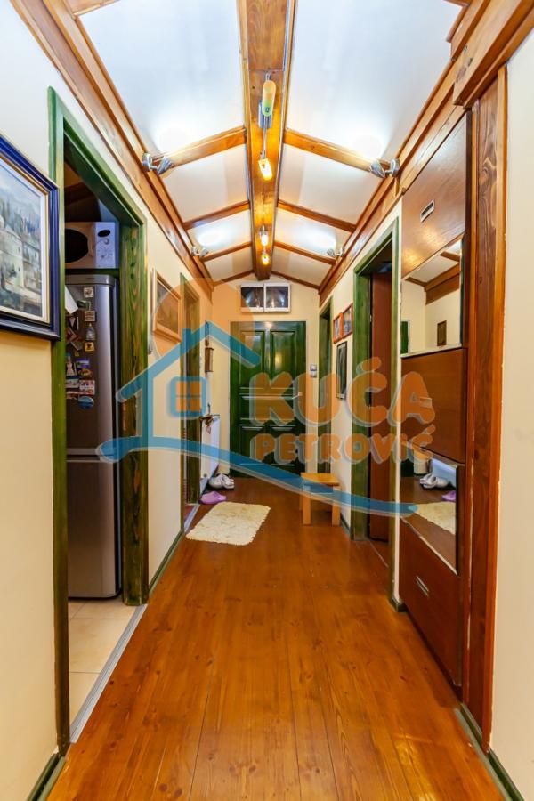 Slika 9 - Stan u zgradi, uknjižen, centralno grejanje, oglas ID p-014211