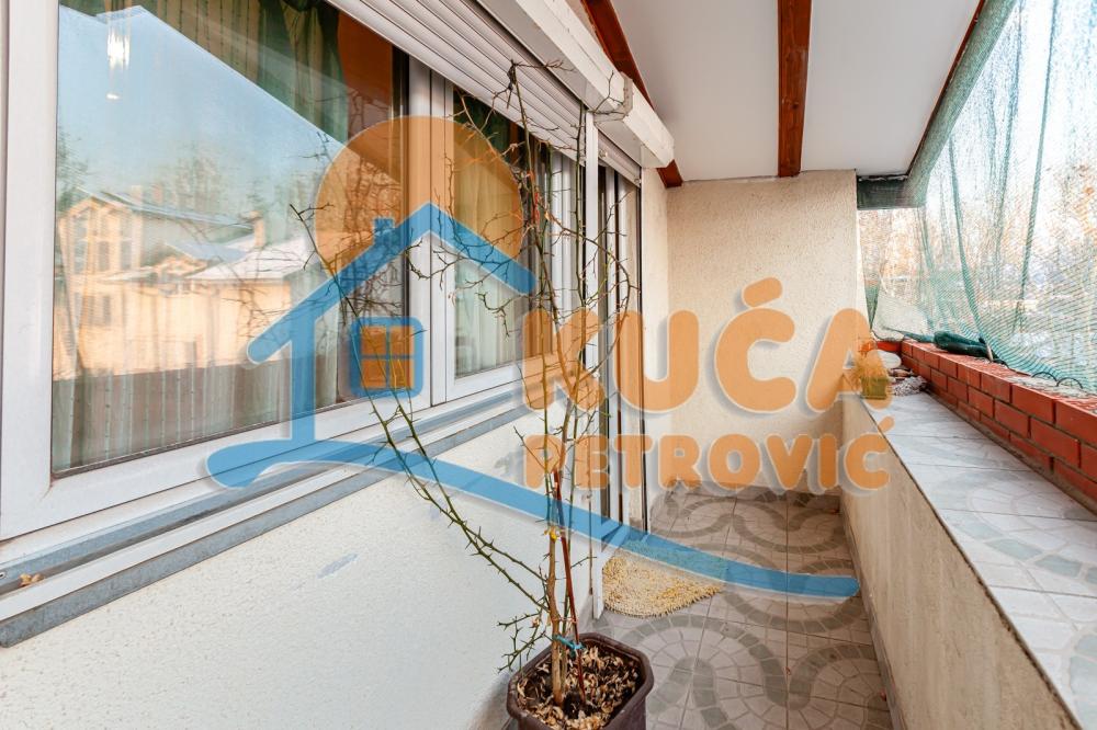 Slika 11 - Stan u zgradi, uknjižen, centralno grejanje, oglas ID p-014211