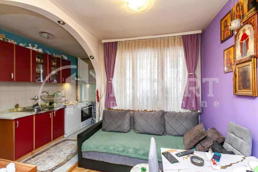 Glavna slika -Stan u zgradi, uknjižen, etažno grejanje, oglas ID p-013369