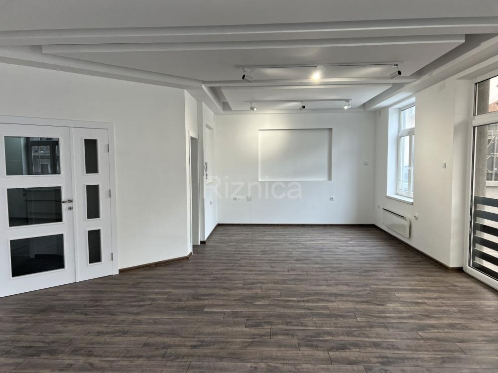 Slika 1 - Prodaja trosobnog stana, Pantelej Niš, parking