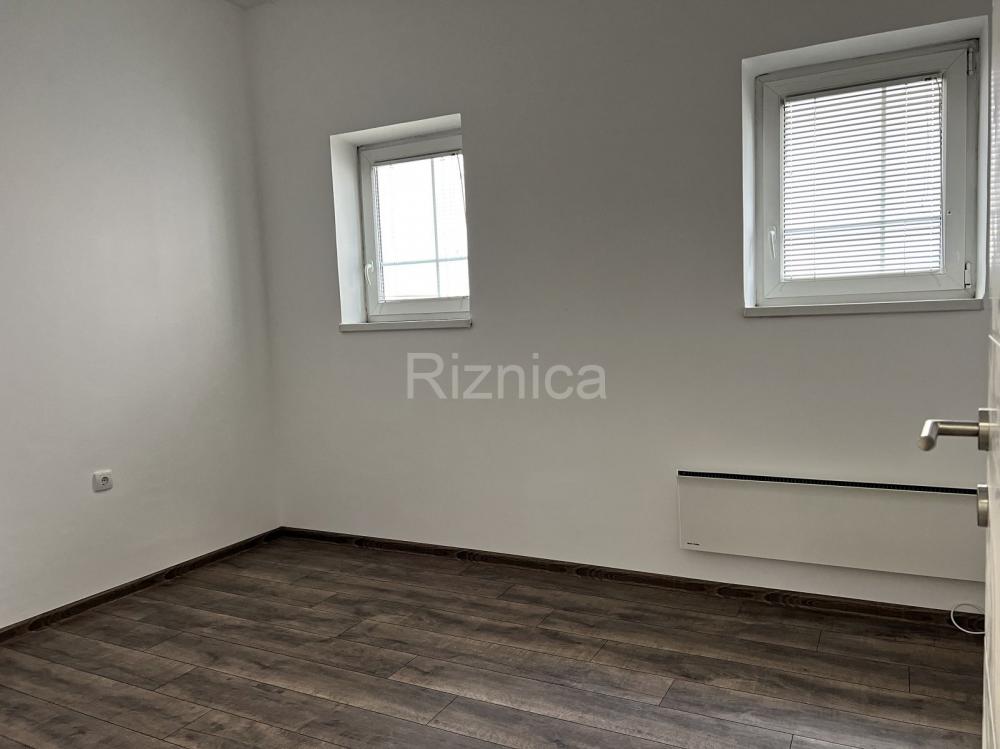 Slika 5 - Prodaja trosobnog stana, Pantelej Niš, parking