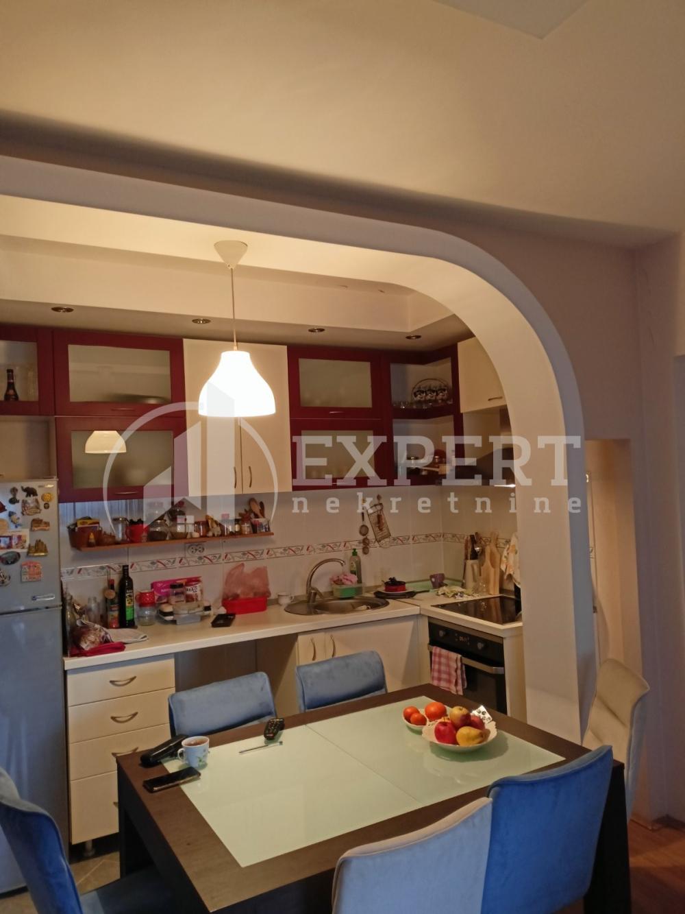 Slika 1 - Stan u zgradi, novogradnja, uknjižen, etažno grejanje, oglas ID p-05350