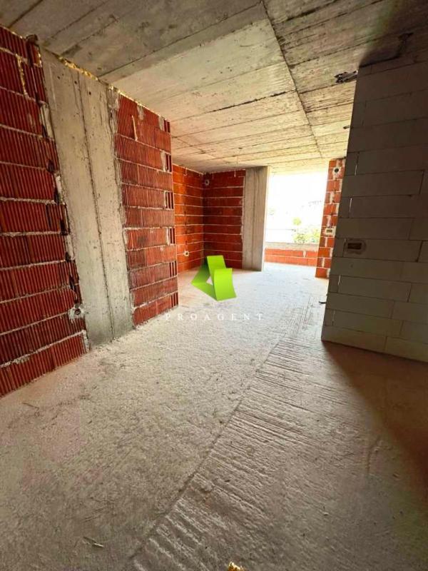 Glavna slika -Kvalitetan nov trosoban stan sa PDV-om u centru ID#6700