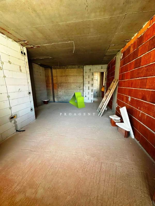 Glavna slika -Kvalitetan nov trosoban stan sa PDV-om u centru ID#6703