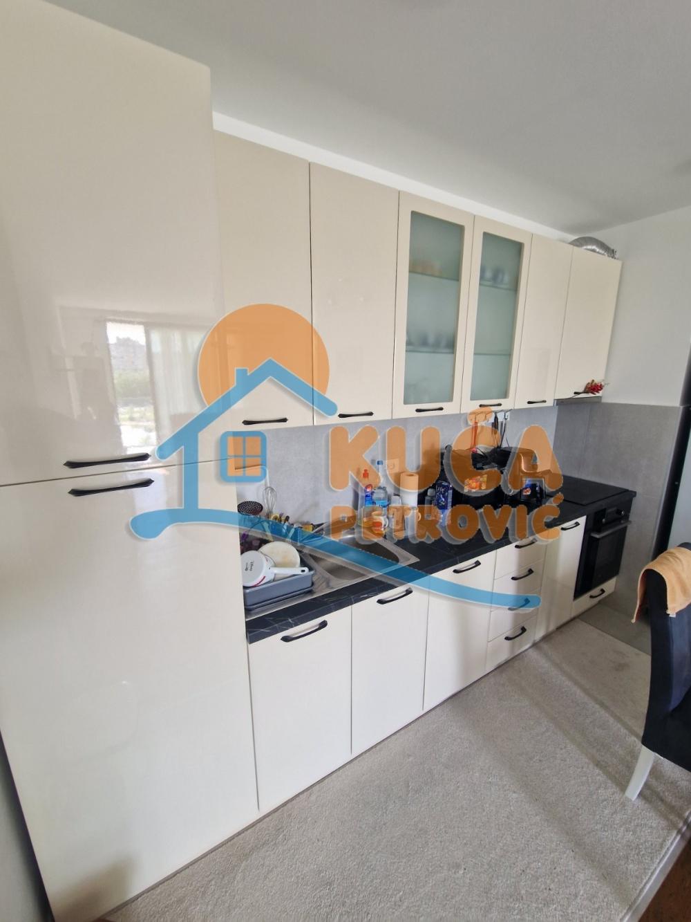 Slika 4 - Stan u zgradi, novogradnja, uknjižen, etažno grejanje, oglas ID p-014324