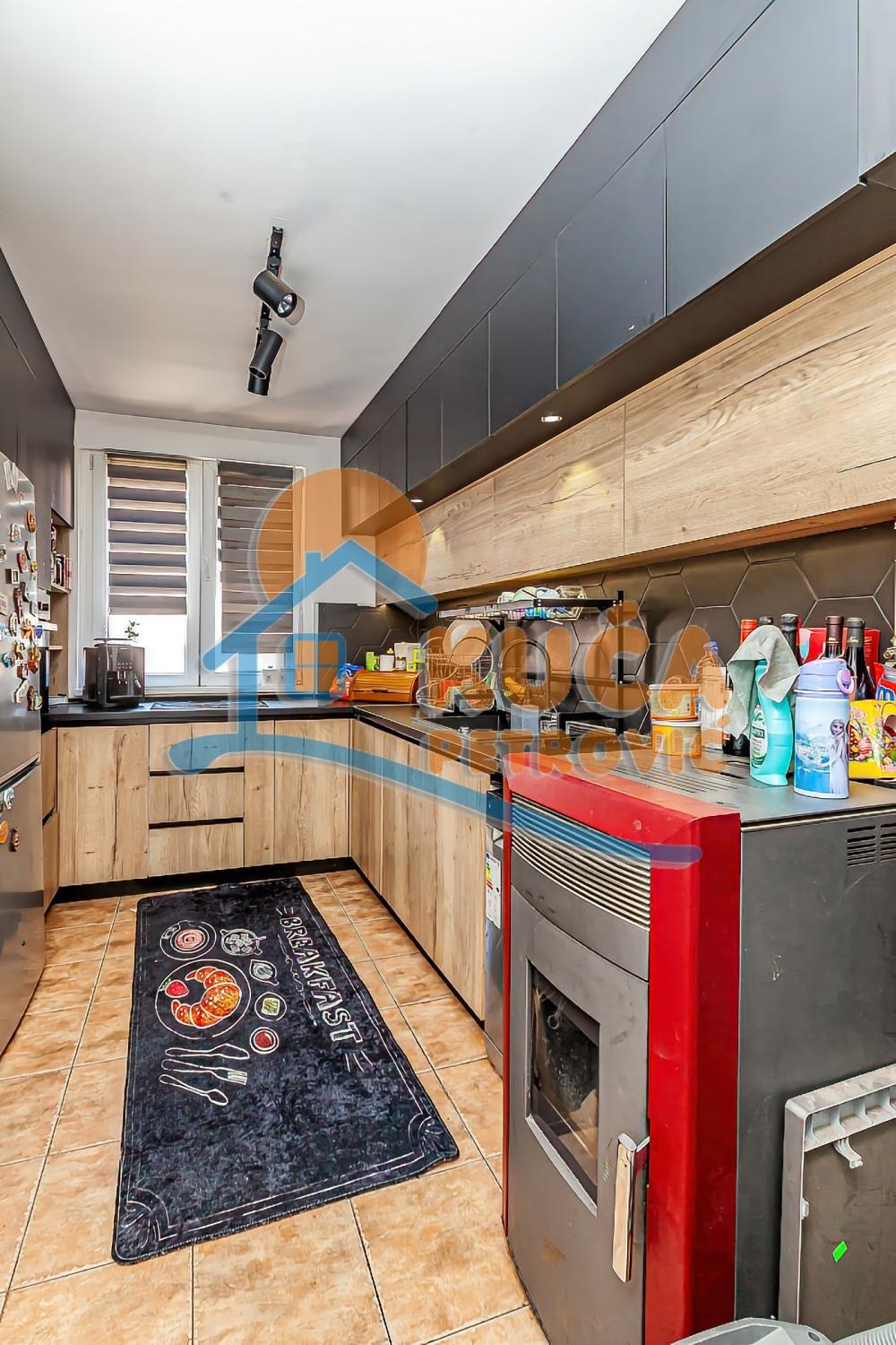 Slika 6 - Stan u zgradi, uknjižen, etažno grejanje, oglas ID p-014322