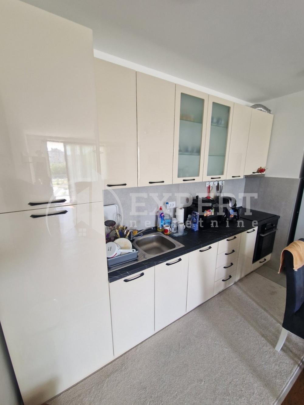 Slika 4 - Stan u zgradi, novogradnja, uknjižen, etažno grejanje, oglas ID p-014324