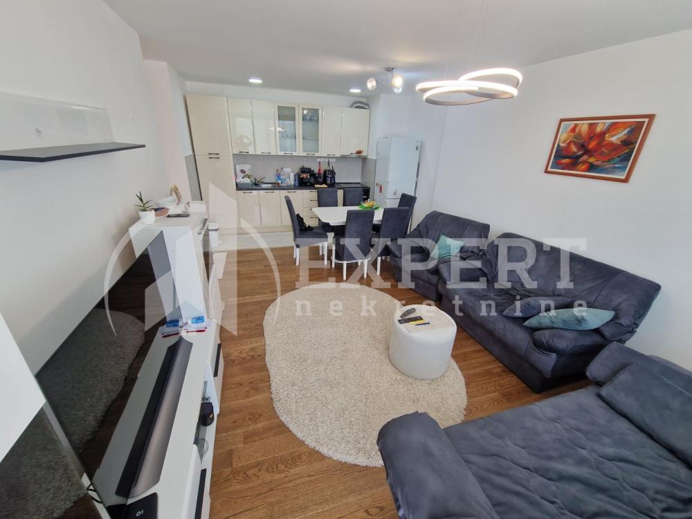 Slika 2 - Stan u zgradi, novogradnja, uknjižen, etažno grejanje, oglas ID p-014324