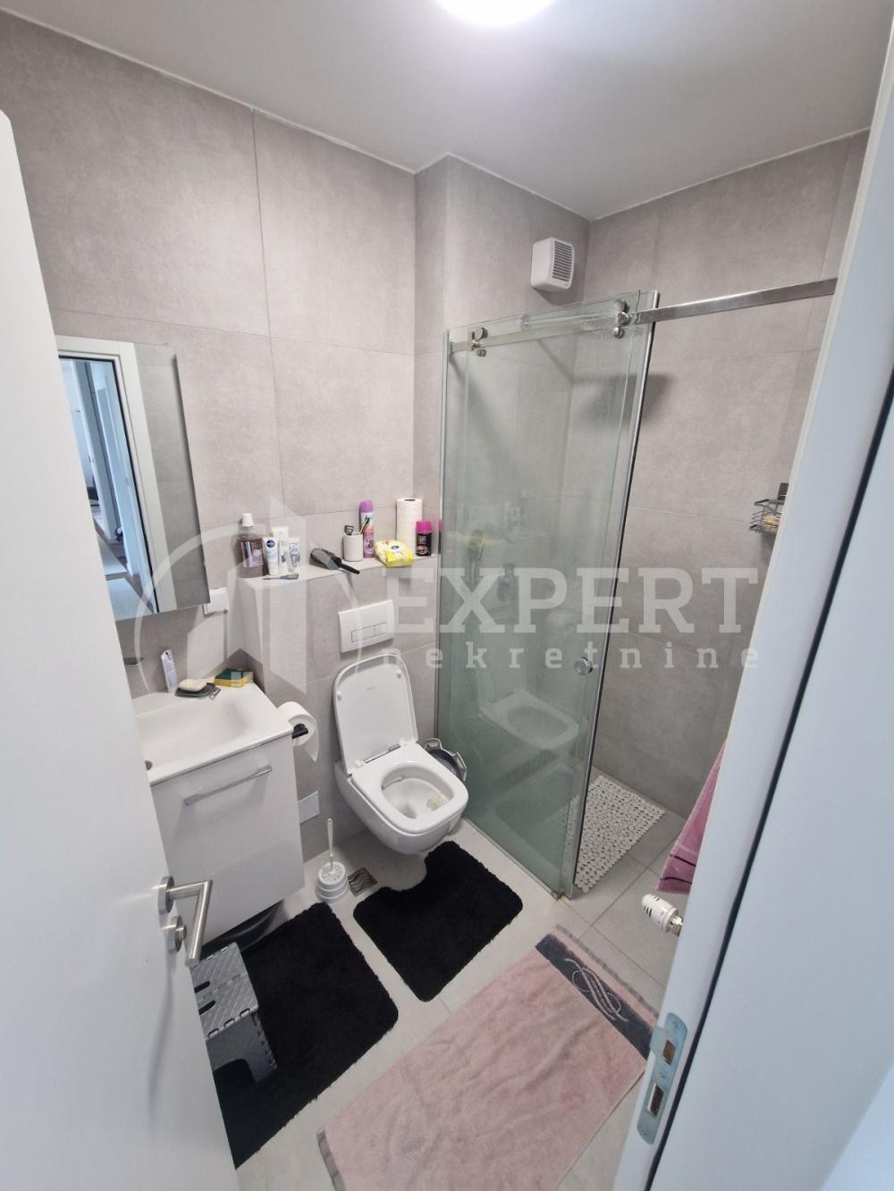 Slika 9 - Stan u zgradi, novogradnja, uknjižen, etažno grejanje, oglas ID p-014324