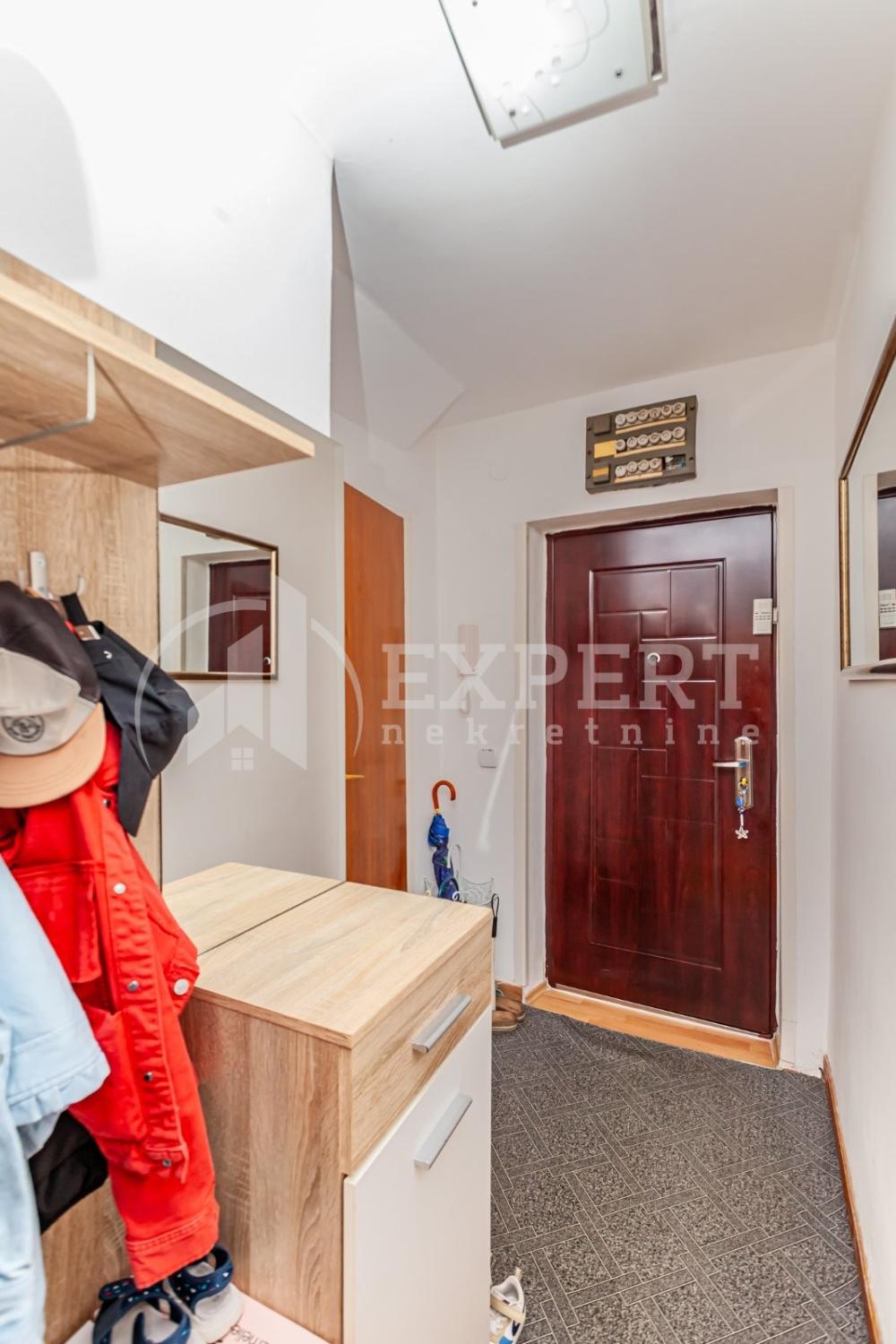 Slika 8 - Stan u zgradi, uknjižen, centralno grejanje, oglas ID p-014387