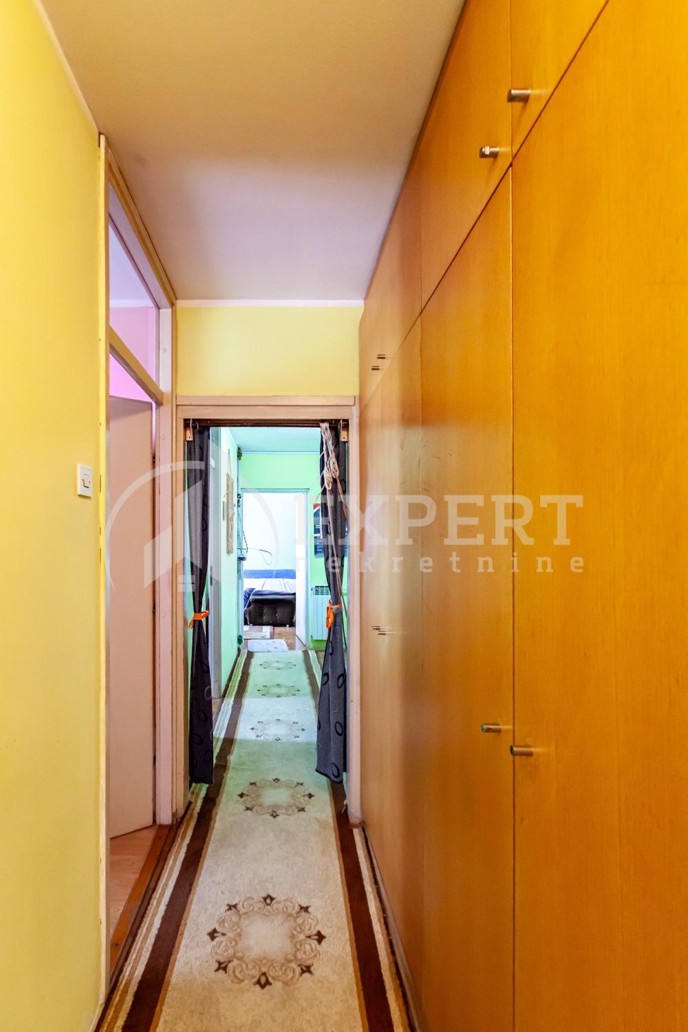 Slika 10 - Stan u zgradi, uknjižen, etažno grejanje, oglas ID p-014402