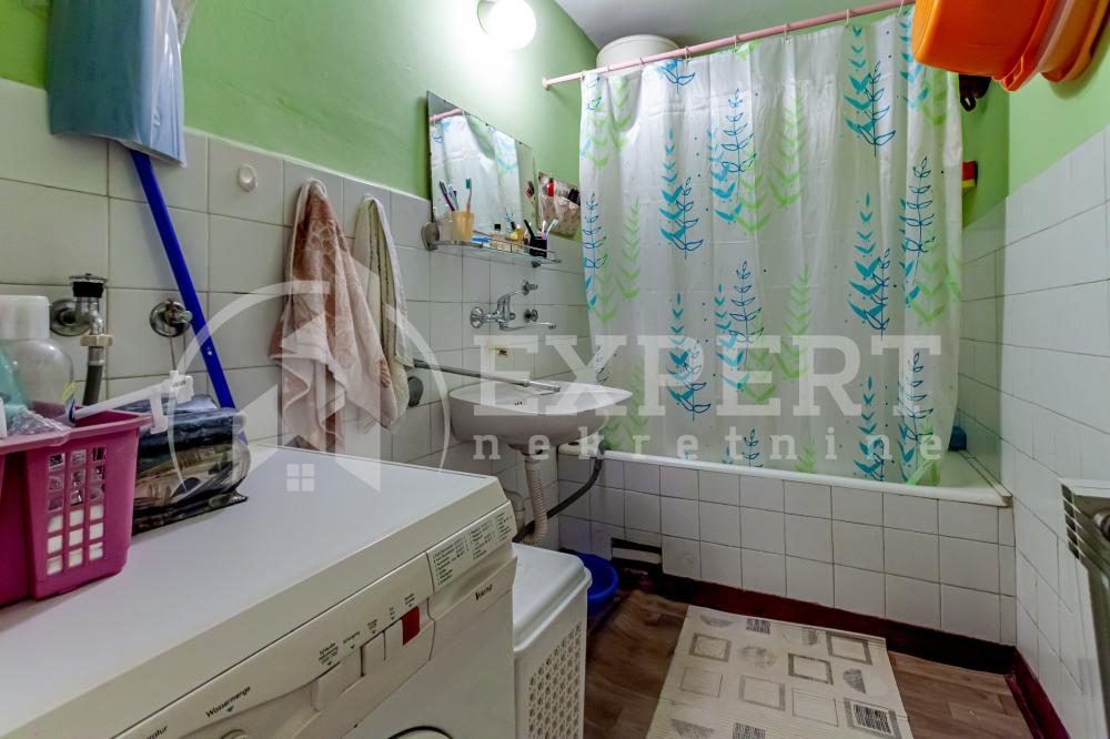 Slika 11 - Stan u zgradi, uknjižen, etažno grejanje, oglas ID p-014402