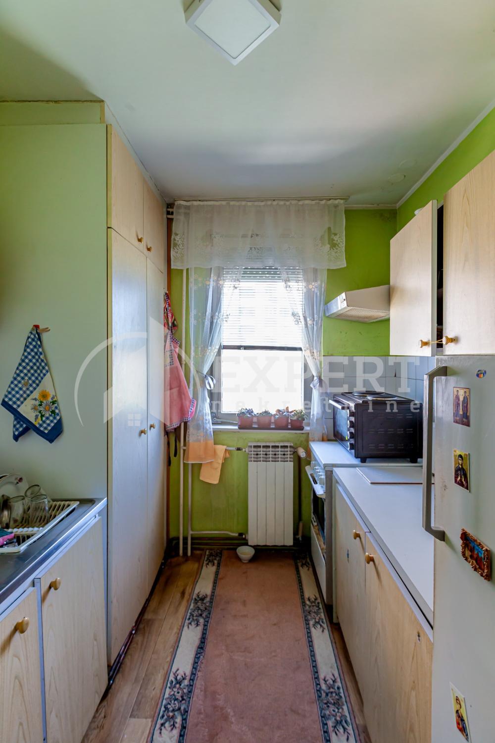 Slika 4 - Stan u zgradi, uknjižen, etažno grejanje, oglas ID p-014402