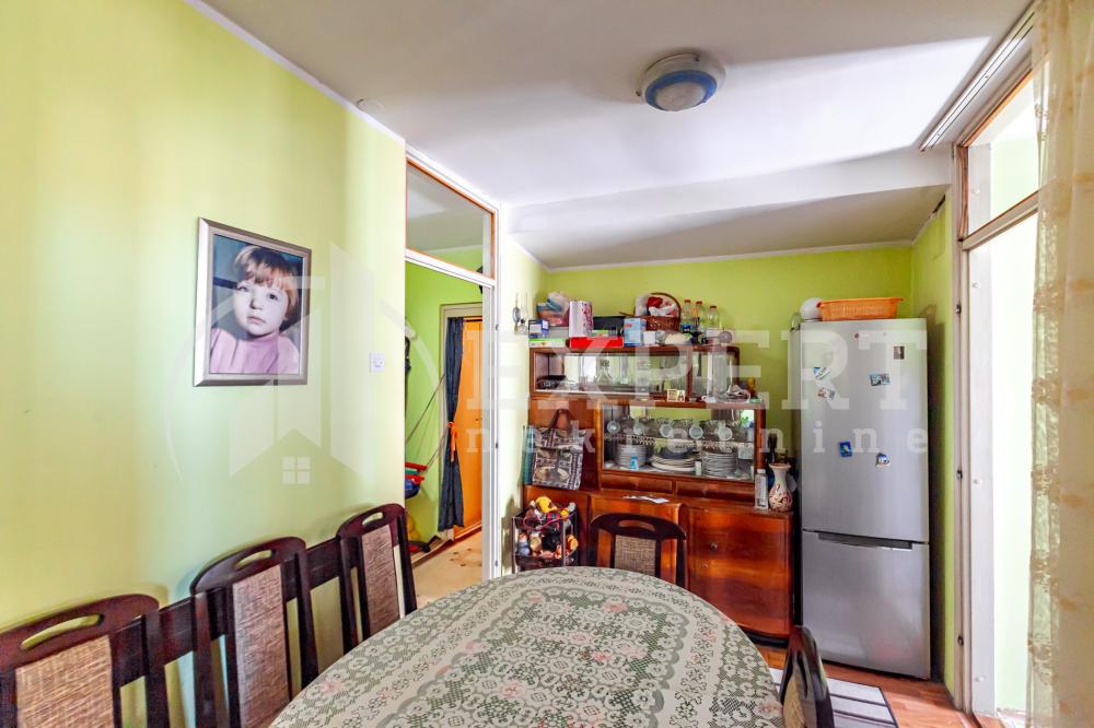 Slika 2 - Stan u zgradi, uknjižen, etažno grejanje, oglas ID p-014402