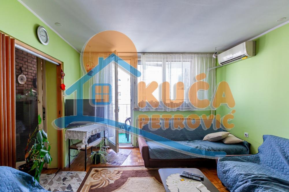 Glavna slika -Stan u zgradi, uknjižen, etažno grejanje, oglas ID p-014402