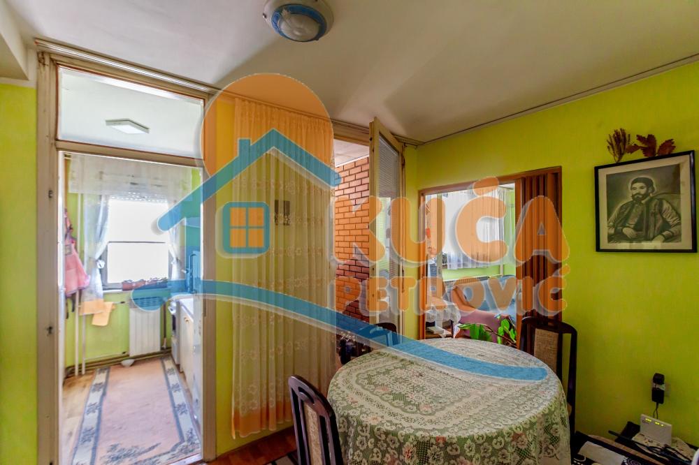 Slika 3 - Stan u zgradi, uknjižen, etažno grejanje, oglas ID p-014402