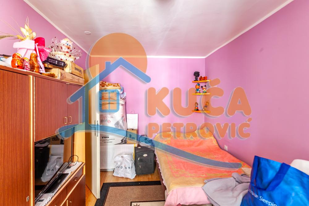 Slika 8 - Stan u zgradi, uknjižen, etažno grejanje, oglas ID p-014402