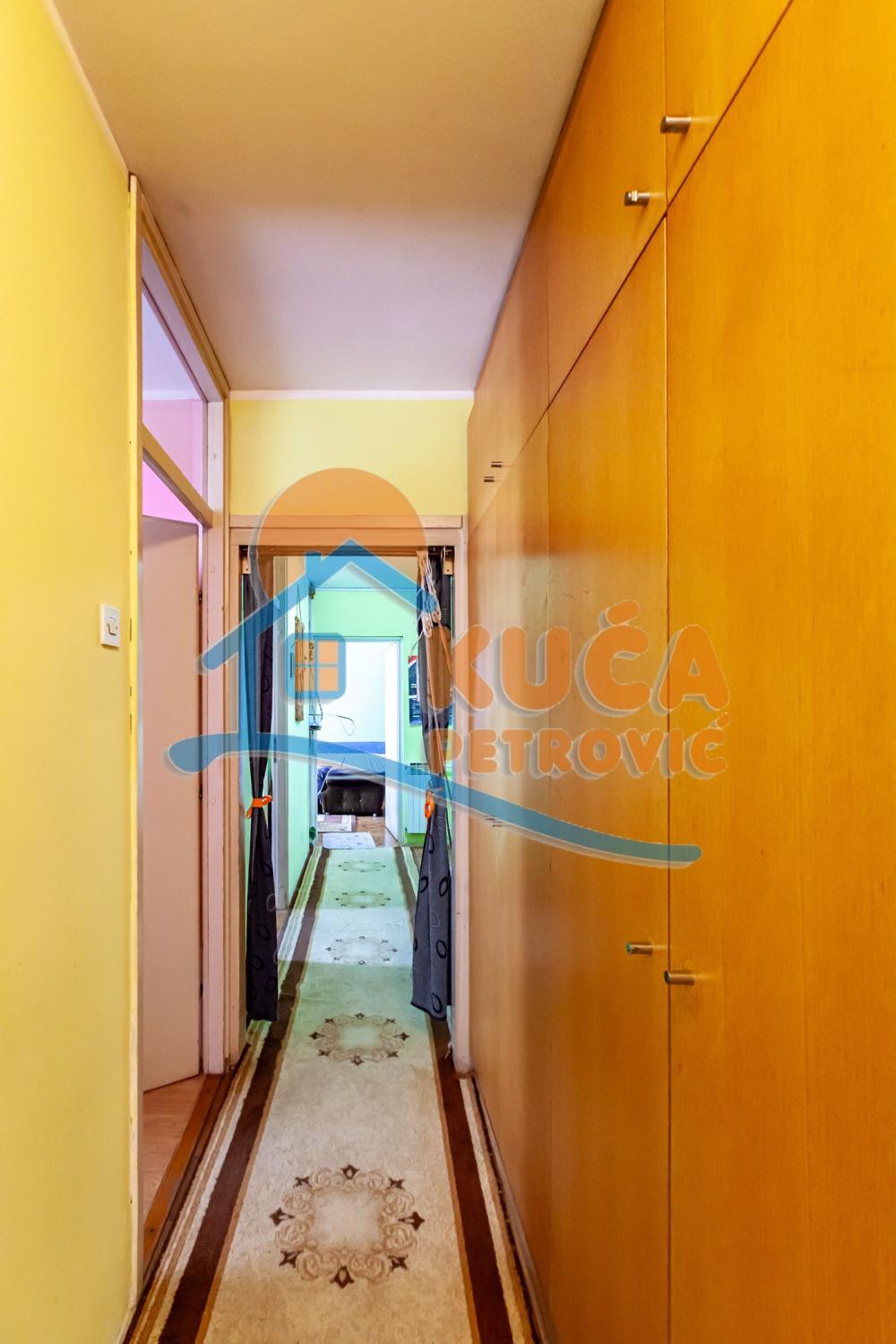 Slika 10 - Stan u zgradi, uknjižen, etažno grejanje, oglas ID p-014402