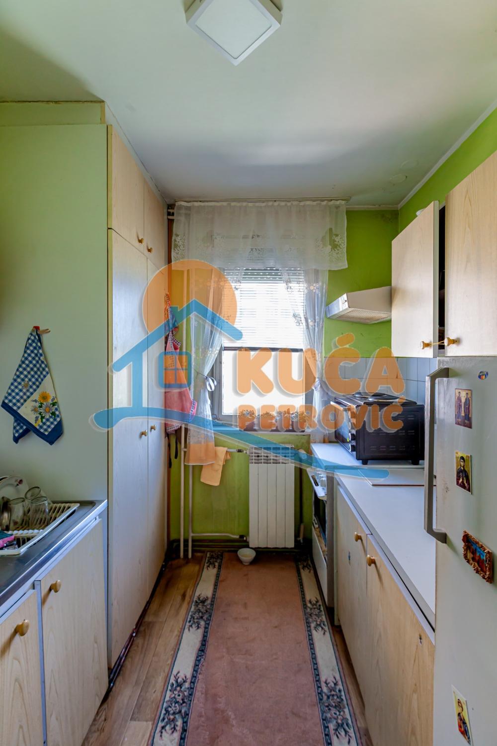 Slika 4 - Stan u zgradi, uknjižen, etažno grejanje, oglas ID p-014402