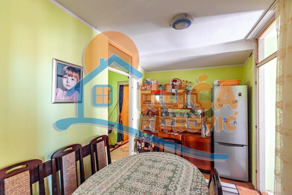 Slika 2 - Stan u zgradi, uknjižen, etažno grejanje, oglas ID p-014402