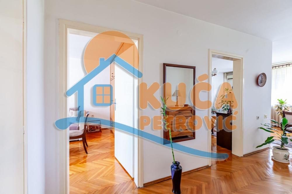 Slika 9 - Stan u zgradi, uknjižen, centralno grejanje, oglas ID p-014453