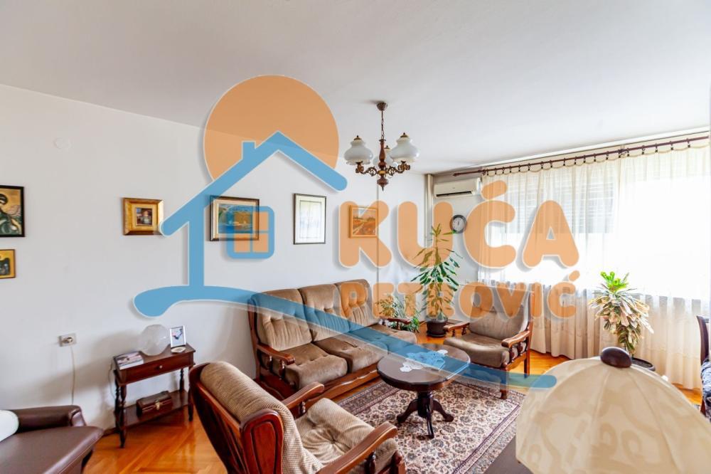 Glavna slika -Stan u zgradi, uknjižen, centralno grejanje, oglas ID p-014453