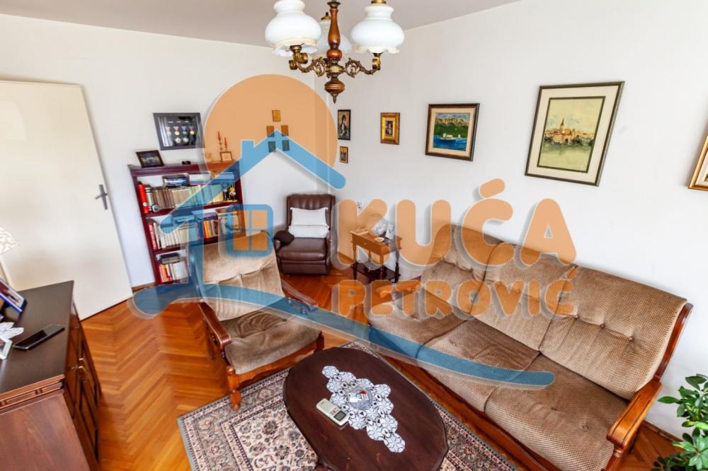 Slika 2 - Stan u zgradi, uknjižen, centralno grejanje, oglas ID p-014453