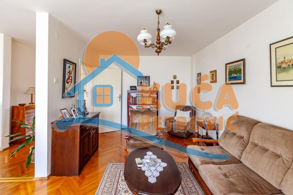 Slika 1 - Stan u zgradi, uknjižen, centralno grejanje, oglas ID p-014453