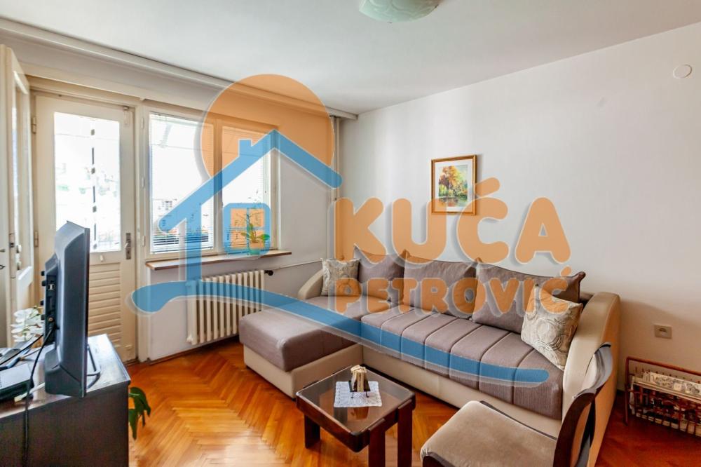 Slika 10 - Stan u zgradi, uknjižen, centralno grejanje, oglas ID p-014453