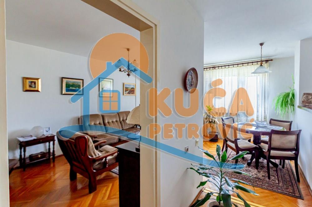 Slika 4 - Stan u zgradi, uknjižen, centralno grejanje, oglas ID p-014453