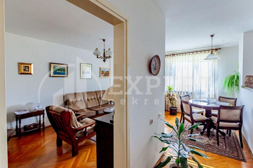 Slika 4 - Stan u zgradi, uknjižen, centralno grejanje, oglas ID p-014453