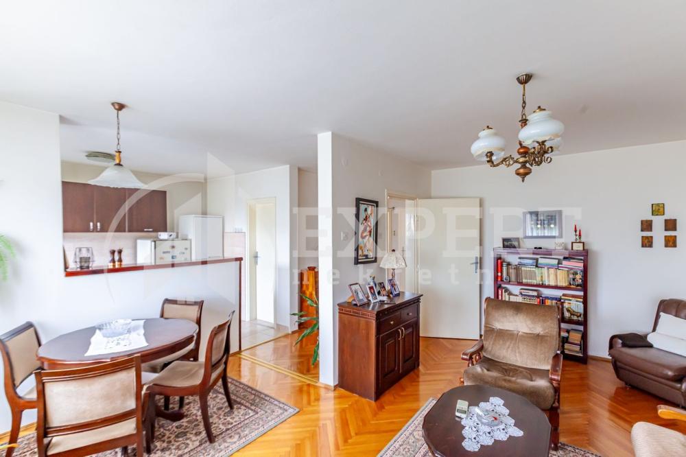 Slika 3 - Stan u zgradi, uknjižen, centralno grejanje, oglas ID p-014453