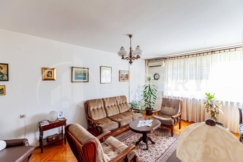 Glavna slika -Stan u zgradi, uknjižen, centralno grejanje, oglas ID p-014453