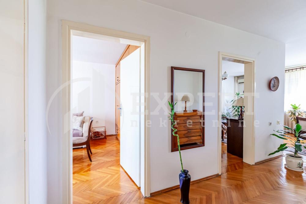 Slika 9 - Stan u zgradi, uknjižen, centralno grejanje, oglas ID p-014453