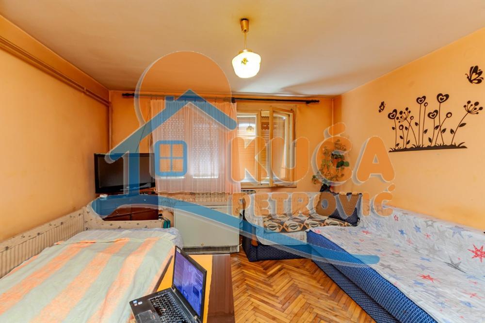 Glavna slika -Stan u zgradi, uknjižen, etažno grejanje, oglas ID p-014473