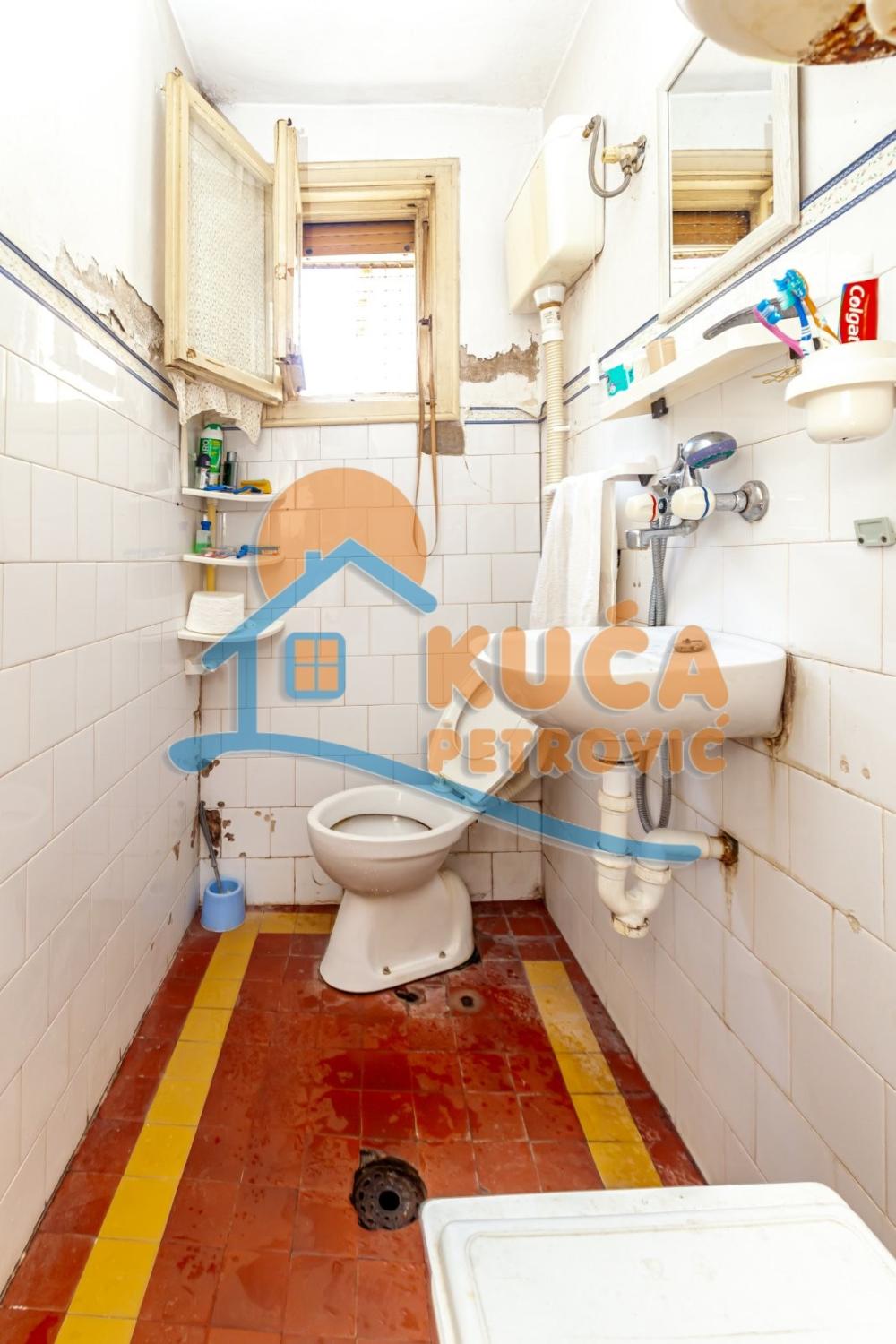 Slika 6 - Stan u zgradi, uknjižen, etažno grejanje, oglas ID p-014473