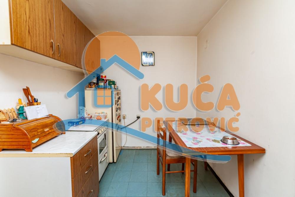 Slika 4 - Stan u zgradi, uknjižen, etažno grejanje, oglas ID p-014473