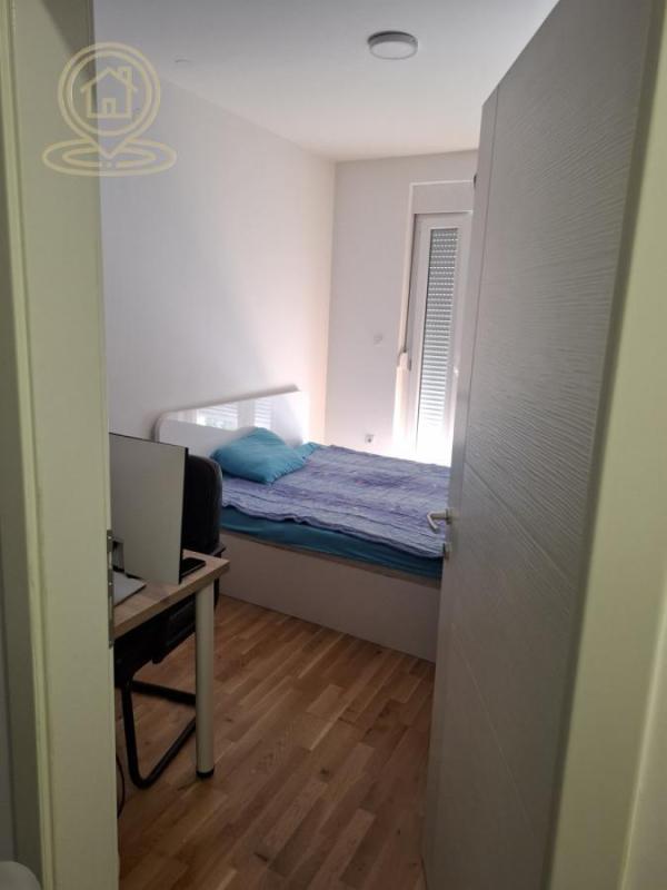 Slika 3 - Na prodaju – Dvoiposoban stan sa kancelarijom, dvorištem i parkingom | 123.456 €