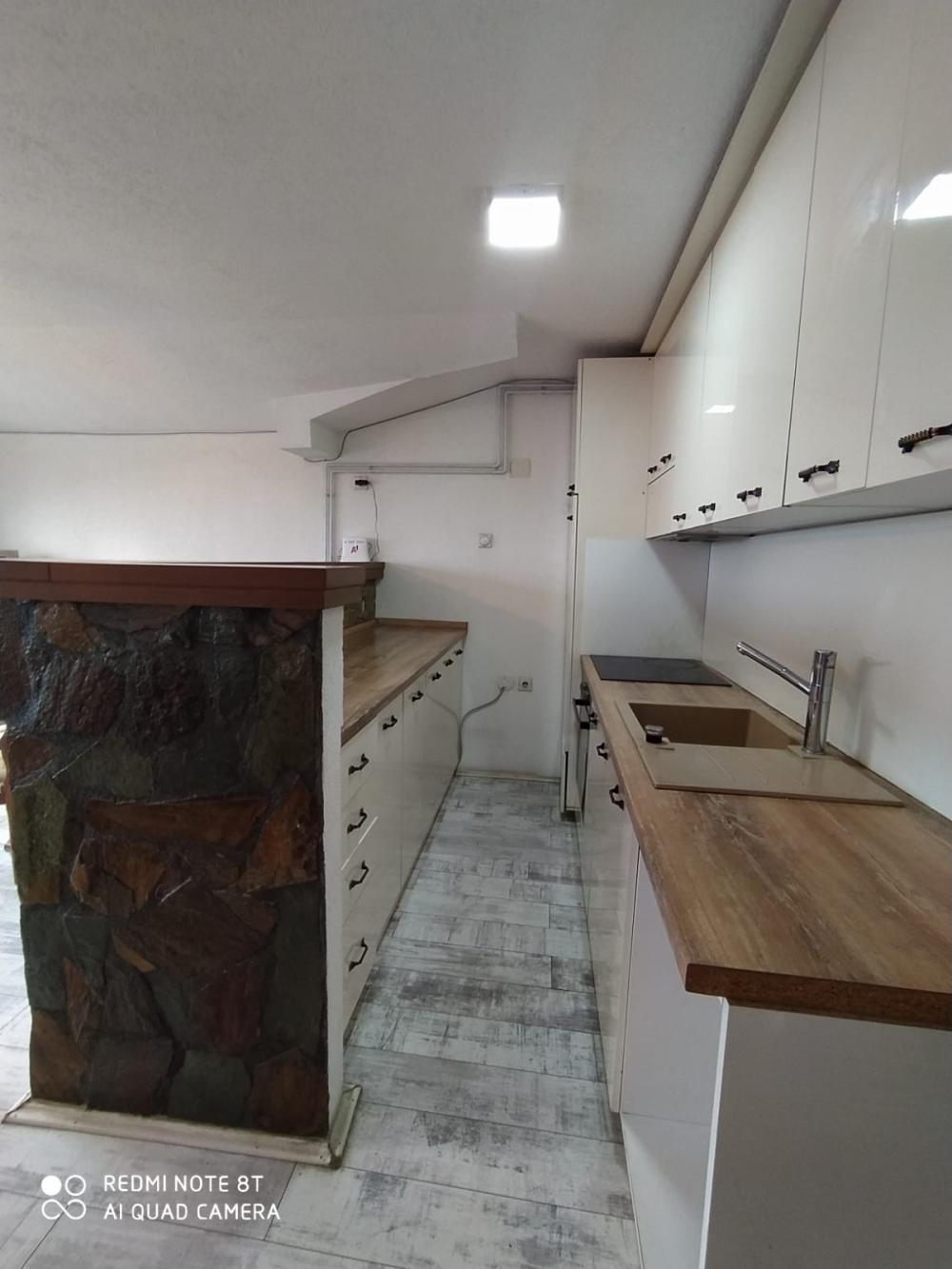 Glavna slika -Izdajen namešten stan u centru Nisa