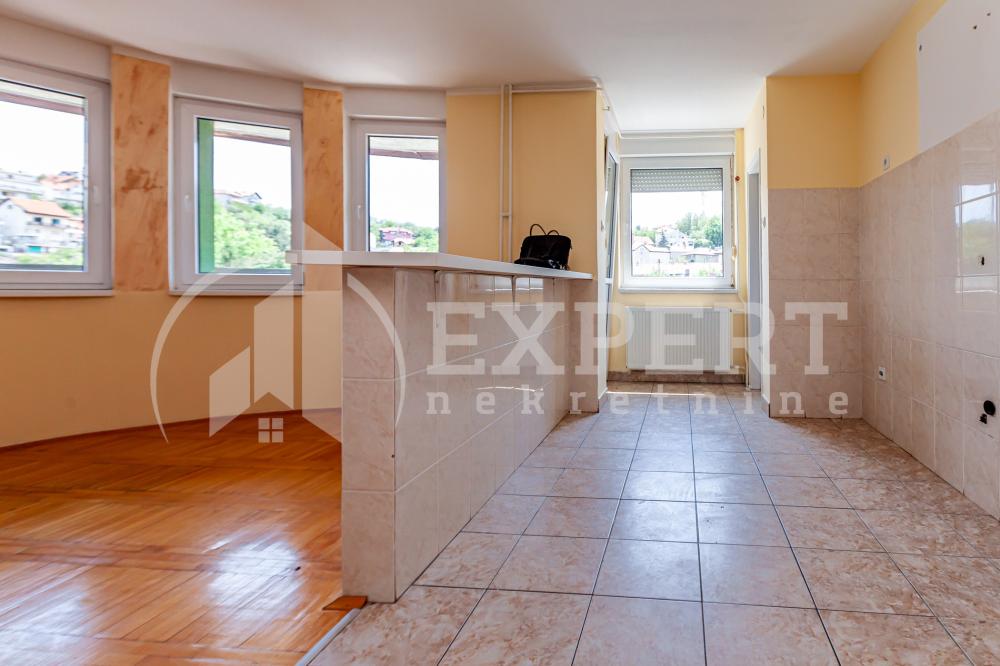 Slika 5 - Stan u zgradi, uknjižen, grejanje na struju, oglas ID p-014627